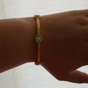 A yellow gold bracelet with Crystal stones